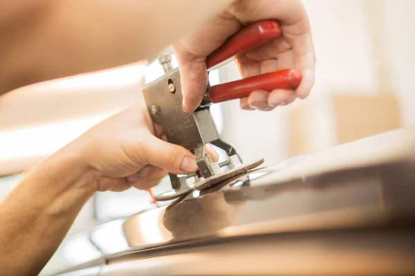 Reparatie deuken in een auto — Stockfoto