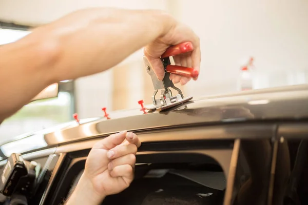 Reparação de amassados em um carro — Fotografia de Stock