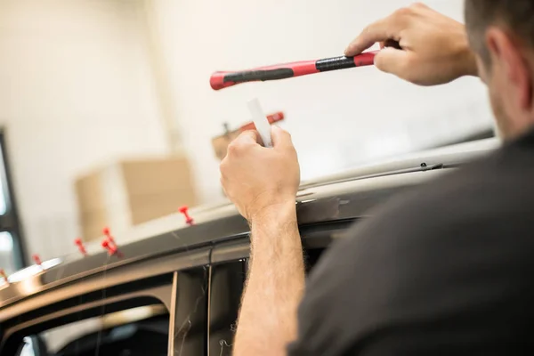 Reparatie deuken in een auto — Stockfoto