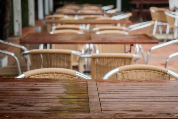 Tafels en stoelen op het terras van het restaurant — Stockfoto