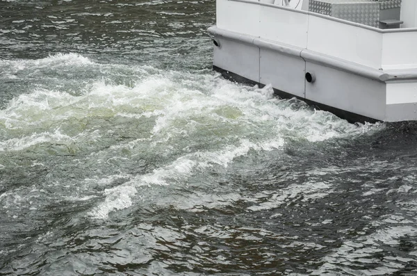 Ondas atrás de um barco em movimento — Fotografia de Stock