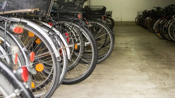 Mnoho zaparkovaných jízdních kol v garáži — Stock fotografie