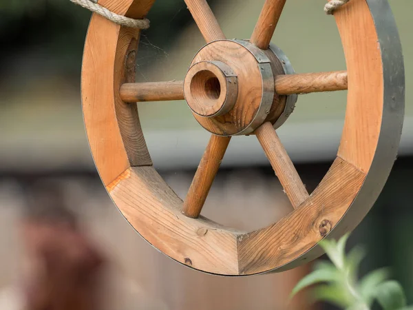 Una rueda de madera cuelga como decoración —  Fotos de Stock