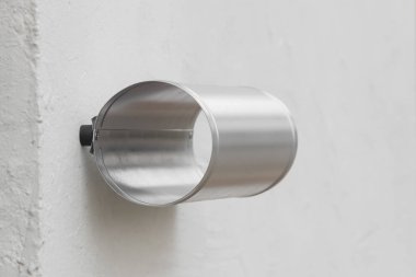 Duvardaki Gazeteler için gümüş bir kutu