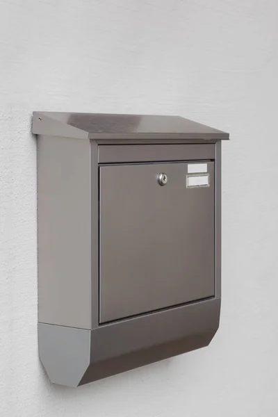 Срібна поштова скринька на стіні — стокове фото