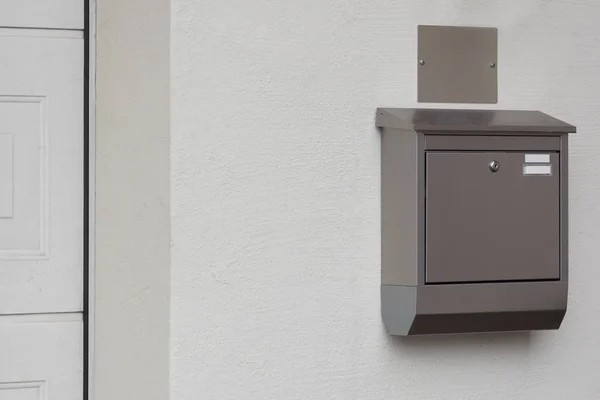 Un buzón de plata en la pared — Foto de Stock