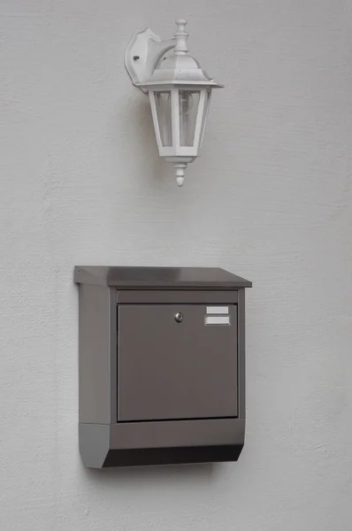 Uma caixa de correio prateada na parede — Fotografia de Stock