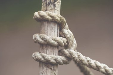 Bir ip üzerinde bir ahşap düğüm