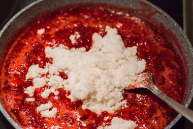 Jelleşme şeker ile haşlanmış Berry meyve