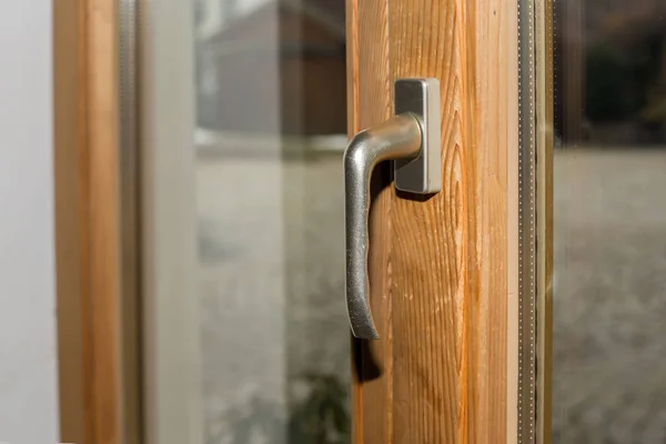 Punho de uma porta do pátio feita de madeira — Fotografia de Stock