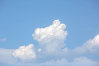 Mavi gökyüzünde bulutlar, doku veya arkaplan