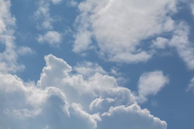 Mavi gökyüzünde bulutlar, doku veya arkaplan