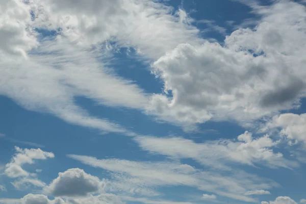 Nuvens no céu azul, textura ou fundo — Fotografia de Stock