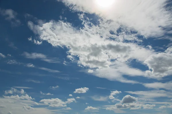Nuvens no céu azul, textura ou fundo — Fotografia de Stock