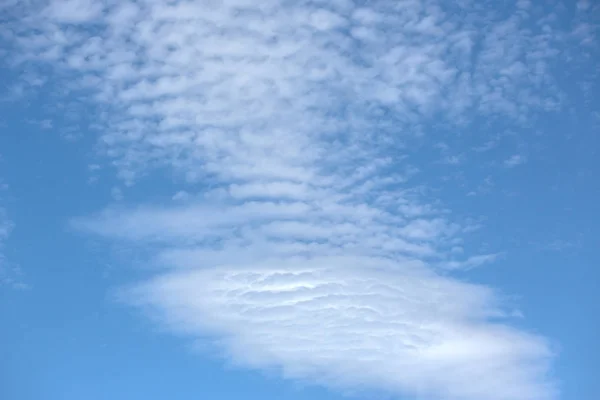 Nuvens no céu azul, textura ou fundo — Fotografia de Stock