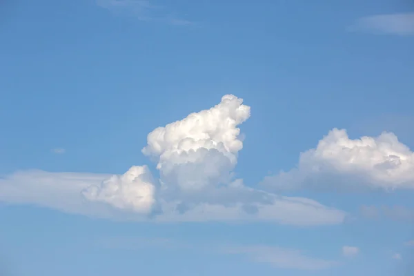 Awan di langit biru, tekstur atau latar belakang — Stok Foto