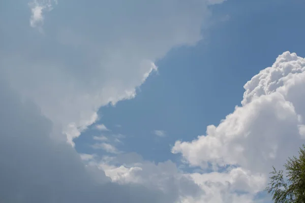 Nuvens no céu azul, textura ou fundo — Fotografia de Stock