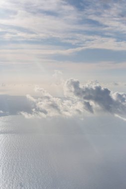 Gökyüzünde bulutlar, bir uçaktan manzara