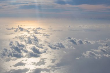 Gökyüzünde bulutlar, bir uçaktan manzara
