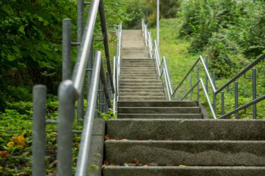 Parkın ortasında bir merdiven