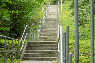 Parkın ortasında bir merdiven