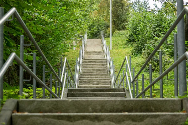 Eine Treppe mitten im Park — Stockfoto