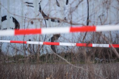 Bir bariyer bandı dışarı rüzgârda çırpınıyor