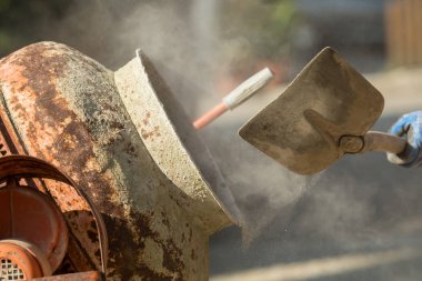 Beton karıştırıcı ve el arabalarıyla inşaat alanı çalışması