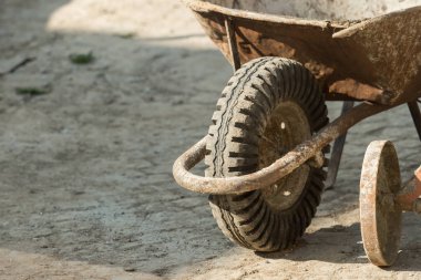 Beton karıştırıcı ve el arabalarıyla inşaat alanı çalışması