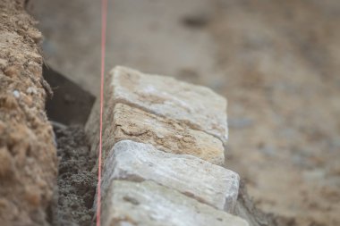 Beton karıştırıcı ve el arabalarıyla inşaat alanı çalışması