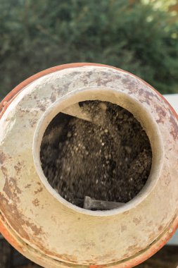 Beton karıştırıcı ve el arabalarıyla inşaat alanı çalışması
