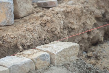 Beton karıştırıcı ve el arabalarıyla inşaat alanı çalışması