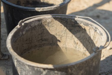 Beton karıştırıcı ve el arabalarıyla inşaat alanı çalışması