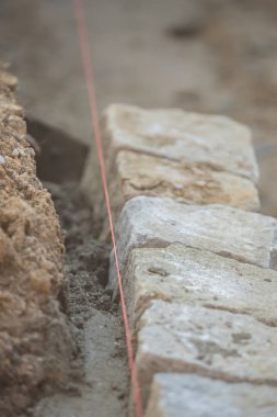 Beton karıştırıcı ve el arabalarıyla inşaat alanı çalışması