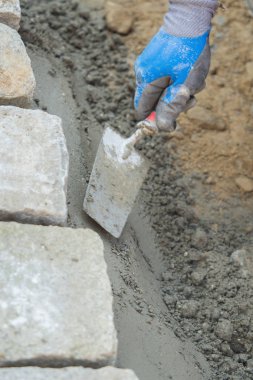 Beton karıştırıcı ve el arabalarıyla inşaat alanı çalışması