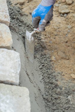 Beton karıştırıcı ve el arabalarıyla inşaat alanı çalışması