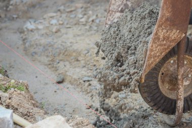 Beton karıştırıcı ve el arabalarıyla inşaat alanı çalışması