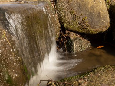 Doğada akan suya uzun süre maruz kalmak.