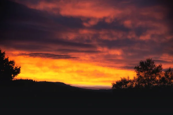 Piękny Romantyczny Zachód Słońca Górach Czarna Sylwetka — Zdjęcie stockowe