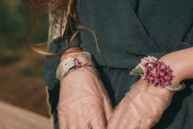 Şık, şık, güzel bir kadın. İlkbaharda çiçek ve aksesuarlarla karantinaya alındı.