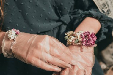 Şık, şık, güzel bir kadın. İlkbaharda çiçek ve aksesuarlarla karantinaya alındı.