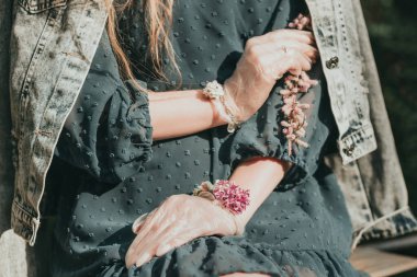 Şık, şık, güzel bir kadın. İlkbaharda çiçek ve aksesuarlarla karantinaya alındı.
