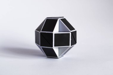 Beyaz arkaplanda bulmaca oluşturucu.