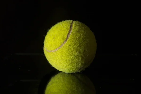 Siyah arka planda tenis topu.