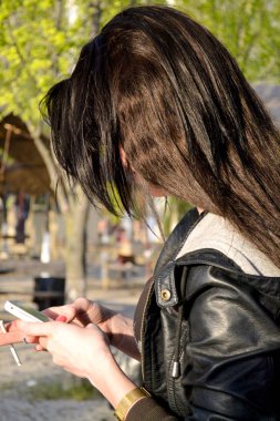 Kız telefondan bir mesaj yazıyor.