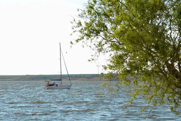 Regatta-Segelschiffe mit weißen Segeln auf offener See. Luftaufnahme eines Segelbootes in windigem Zustand. — Stockfoto