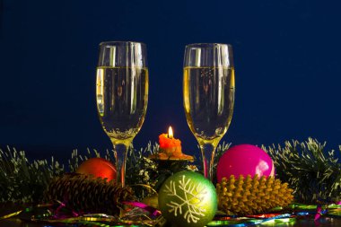 Şampanya ile bardaklar. Yeni Yıl.