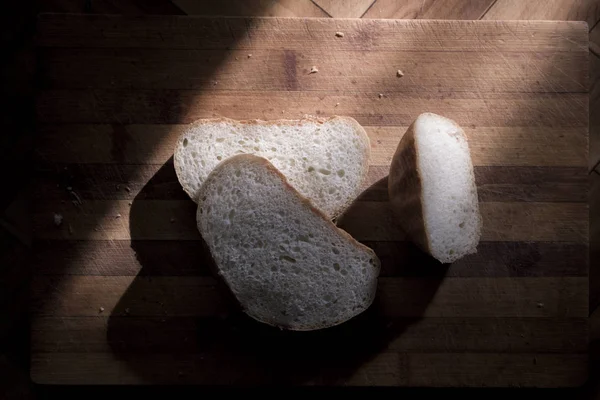 Brot auf dem Tisch vor dem Fenster. — Stockfoto