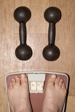 Erkeklerin ayaklarında ölçekler üzerinde