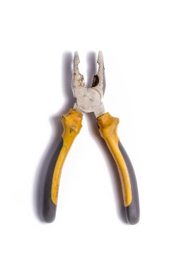 Beyaz arkaplanda pense